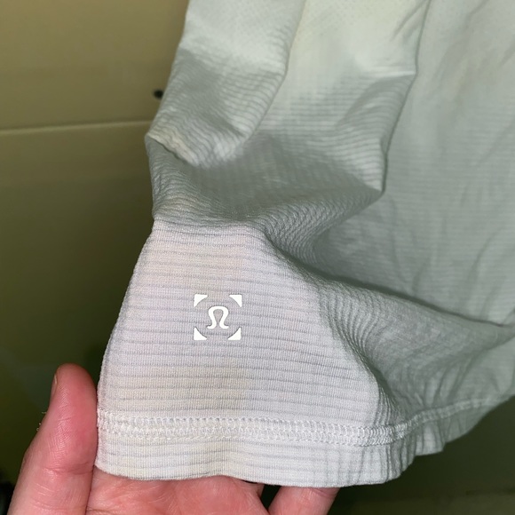 Lululemon shirt size large metal vent - Picture 6 of 7